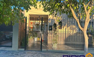 Casa venta Luis Guillón y dos departamentos al fondo!