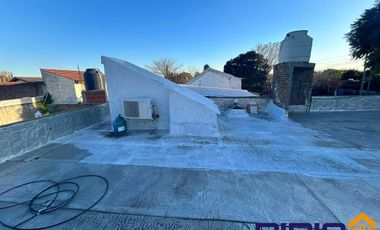 Casa venta Luis Guillón y dos departamentos al fondo!