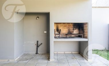 Gran oportunidad de Inversión - Tres Casas con Piscina en Venta - Alta Rentabilidad
