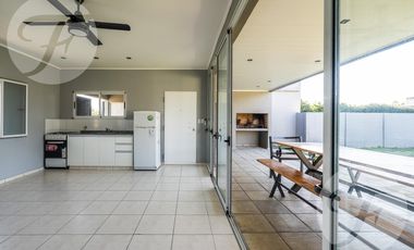 Gran oportunidad de Inversión - Tres Casas con Piscina en Venta - Alta Rentabilidad