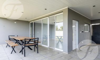 Gran oportunidad de Inversión - Tres Casas con Piscina en Venta - Alta Rentabilidad