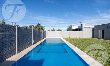Gran oportunidad de Inversión - Tres Casas con Piscina en Venta - Alta Rentabilidad