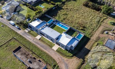 Gran oportunidad de Inversión - Tres Casas con Piscina en Venta - Alta Rentabilidad
