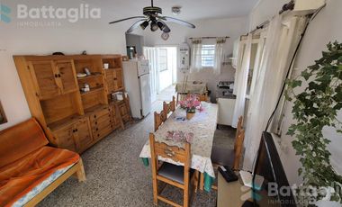 OPORTUNIDAD DE INVERSIÓN tres propiedades en una! Casa   dos deptos