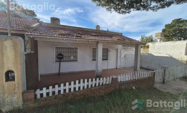 OPORTUNIDAD DE INVERSIÓN tres propiedades en una! Casa   dos deptos