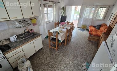 OPORTUNIDAD DE INVERSIÓN tres propiedades en una! Casa   dos deptos
