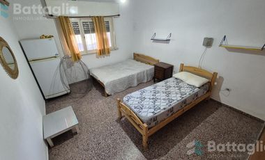 OPORTUNIDAD DE INVERSIÓN tres propiedades en una! Casa   dos deptos