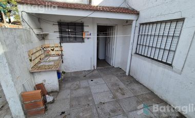 OPORTUNIDAD DE INVERSIÓN tres propiedades en una! Casa   dos deptos