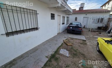 OPORTUNIDAD DE INVERSIÓN tres propiedades en una! Casa   dos deptos