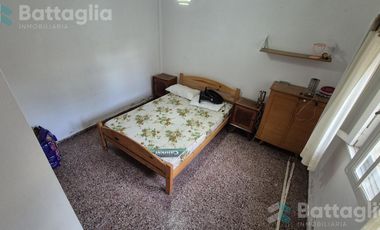 OPORTUNIDAD DE INVERSIÓN tres propiedades en una! Casa   dos deptos