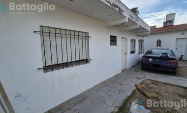 OPORTUNIDAD DE INVERSIÓN tres propiedades en una! Casa   dos deptos