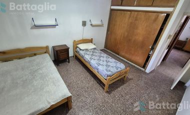 OPORTUNIDAD DE INVERSIÓN tres propiedades en una! Casa   dos deptos