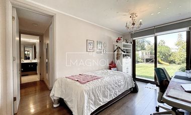 Casa en Venta en GRAN JARDIN CON PISCINA, QUINCHO, 4D/3B MÁS SERVICIO, EN SANTA ELENA, CHICUREO