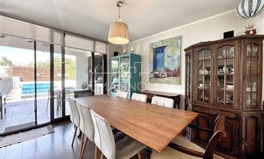 Casa en Venta en GRAN JARDIN CON PISCINA, QUINCHO, 4D/3B MÁS SERVICIO, EN SANTA ELENA, CHICUREO