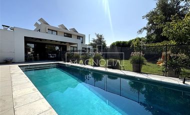 Casa en Venta en GRAN JARDIN CON PISCINA, QUINCHO, 4D/3B MÁS SERVICIO, EN SANTA ELENA, CHICUREO