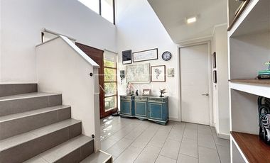 Casa en Venta en GRAN JARDIN CON PISCINA, QUINCHO, 4D/3B MÁS SERVICIO, EN SANTA ELENA, CHICUREO