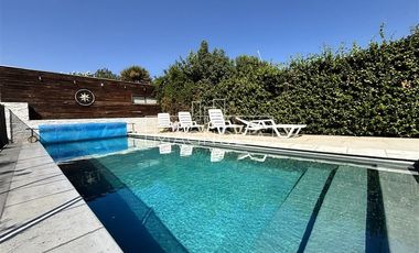 Casa en Venta en GRAN JARDIN CON PISCINA, QUINCHO, 4D/3B MÁS SERVICIO, EN SANTA ELENA, CHICUREO