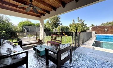 Casa en Venta en GRAN JARDIN CON PISCINA, QUINCHO, 4D/3B MÁS SERVICIO, EN SANTA ELENA, CHICUREO