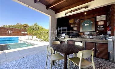 Casa en Venta en GRAN JARDIN CON PISCINA, QUINCHO, 4D/3B MÁS SERVICIO, EN SANTA ELENA, CHICUREO