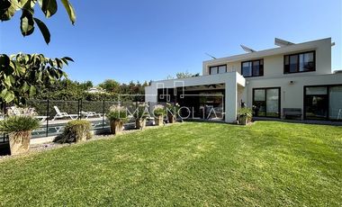 Casa en Venta en GRAN JARDIN CON PISCINA, QUINCHO, 4D/3B MÁS SERVICIO, EN SANTA ELENA, CHICUREO