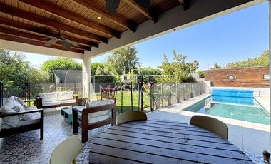 Casa en Venta en GRAN JARDIN CON PISCINA, QUINCHO, 4D/3B MÁS SERVICIO, EN SANTA ELENA, CHICUREO