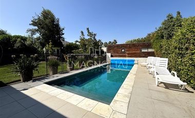 Casa en Venta en GRAN JARDIN CON PISCINA, QUINCHO, 4D/3B MÁS SERVICIO, EN SANTA ELENA, CHICUREO