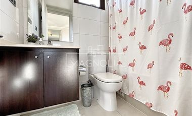 Casa en Venta en GRAN JARDIN CON PISCINA, QUINCHO, 4D/3B MÁS SERVICIO, EN SANTA ELENA, CHICUREO