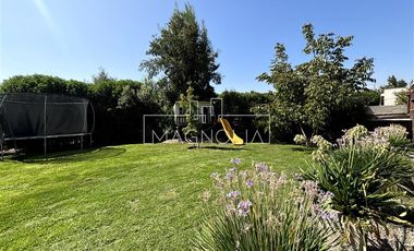 Casa en Venta en GRAN JARDIN CON PISCINA, QUINCHO, 4D/3B MÁS SERVICIO, EN SANTA ELENA, CHICUREO