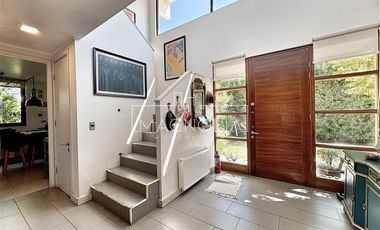 Casa en Venta en GRAN JARDIN CON PISCINA, QUINCHO, 4D/3B MÁS SERVICIO, EN SANTA ELENA, CHICUREO