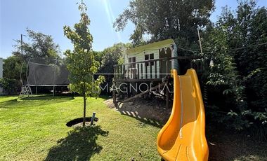 Casa en Venta en GRAN JARDIN CON PISCINA, QUINCHO, 4D/3B MÁS SERVICIO, EN SANTA ELENA, CHICUREO