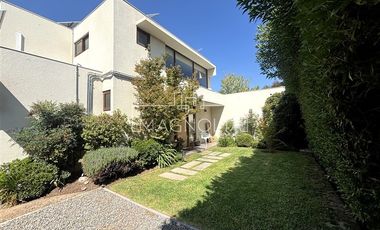 Casa en Venta en GRAN JARDIN CON PISCINA, QUINCHO, 4D/3B MÁS SERVICIO, EN SANTA ELENA, CHICUREO