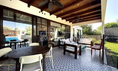 Casa en Venta en GRAN JARDIN CON PISCINA, QUINCHO, 4D/3B MÁS SERVICIO, EN SANTA ELENA, CHICUREO