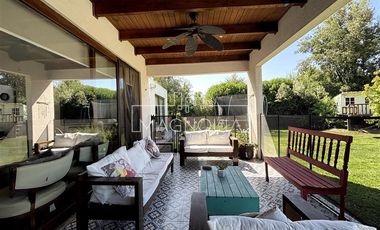 Casa en Venta en GRAN JARDIN CON PISCINA, QUINCHO, 4D/3B MÁS SERVICIO, EN SANTA ELENA, CHICUREO