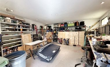 Casa en Venta en GRAN JARDIN CON PISCINA, QUINCHO, 4D/3B MÁS SERVICIO, EN SANTA ELENA, CHICUREO