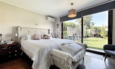 Casa en Venta en GRAN JARDIN CON PISCINA, QUINCHO, 4D/3B MÁS SERVICIO, EN SANTA ELENA, CHICUREO