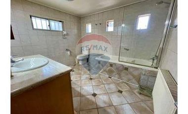 Hermosa casa con amplio terreno en Ñuñoa