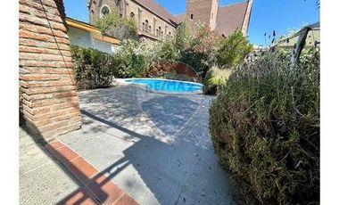 Hermosa casa con amplio terreno en Ñuñoa