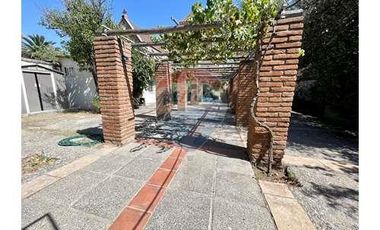 Hermosa casa con amplio terreno en Ñuñoa