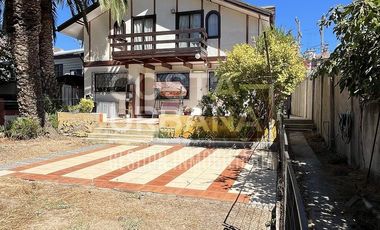 Casa Céntrica con Amplio Patio en Quilpué.