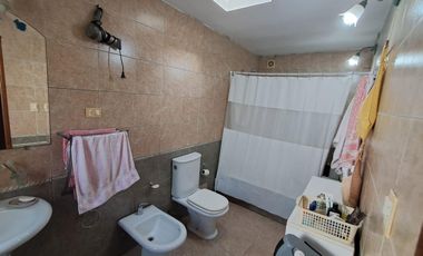 EXCELENTE CASA EN ZONA RESIDENCIAL AMPLIO LOTE