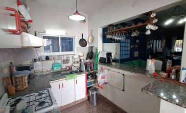 EXCELENTE CASA EN ZONA RESIDENCIAL AMPLIO LOTE