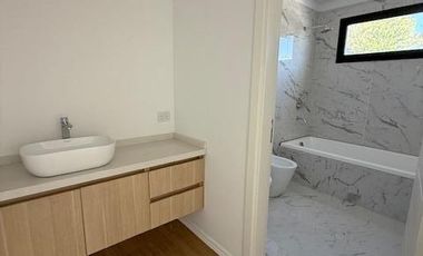 Casa 4 ambientes con pileta a estrenar en venta - Greenville Polo Resort