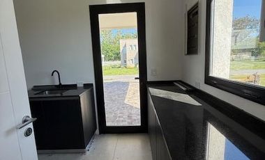 Casa 4 ambientes con pileta a estrenar en venta - Greenville Polo Resort