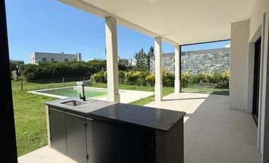 Casa 4 ambientes con pileta a estrenar en venta - Greenville Polo Resort