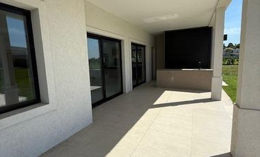 Casa 4 ambientes con pileta a estrenar en venta - Greenville Polo Resort