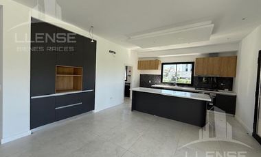 Casa 4 ambientes con pileta a estrenar en venta - Greenville Polo Resort