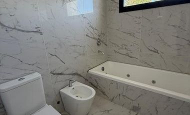 Casa 4 ambientes con pileta a estrenar en venta - Greenville Polo Resort