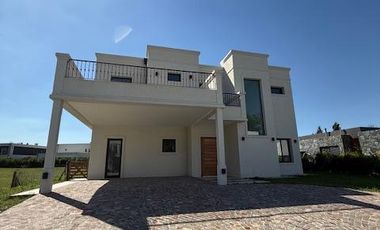Casa 4 ambientes con pileta a estrenar en venta - Greenville Polo Resort