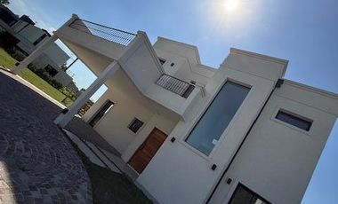 Casa 4 ambientes con pileta a estrenar en venta - Greenville Polo Resort