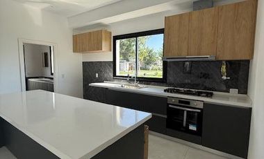 Casa 4 ambientes con pileta a estrenar en venta - Greenville Polo Resort